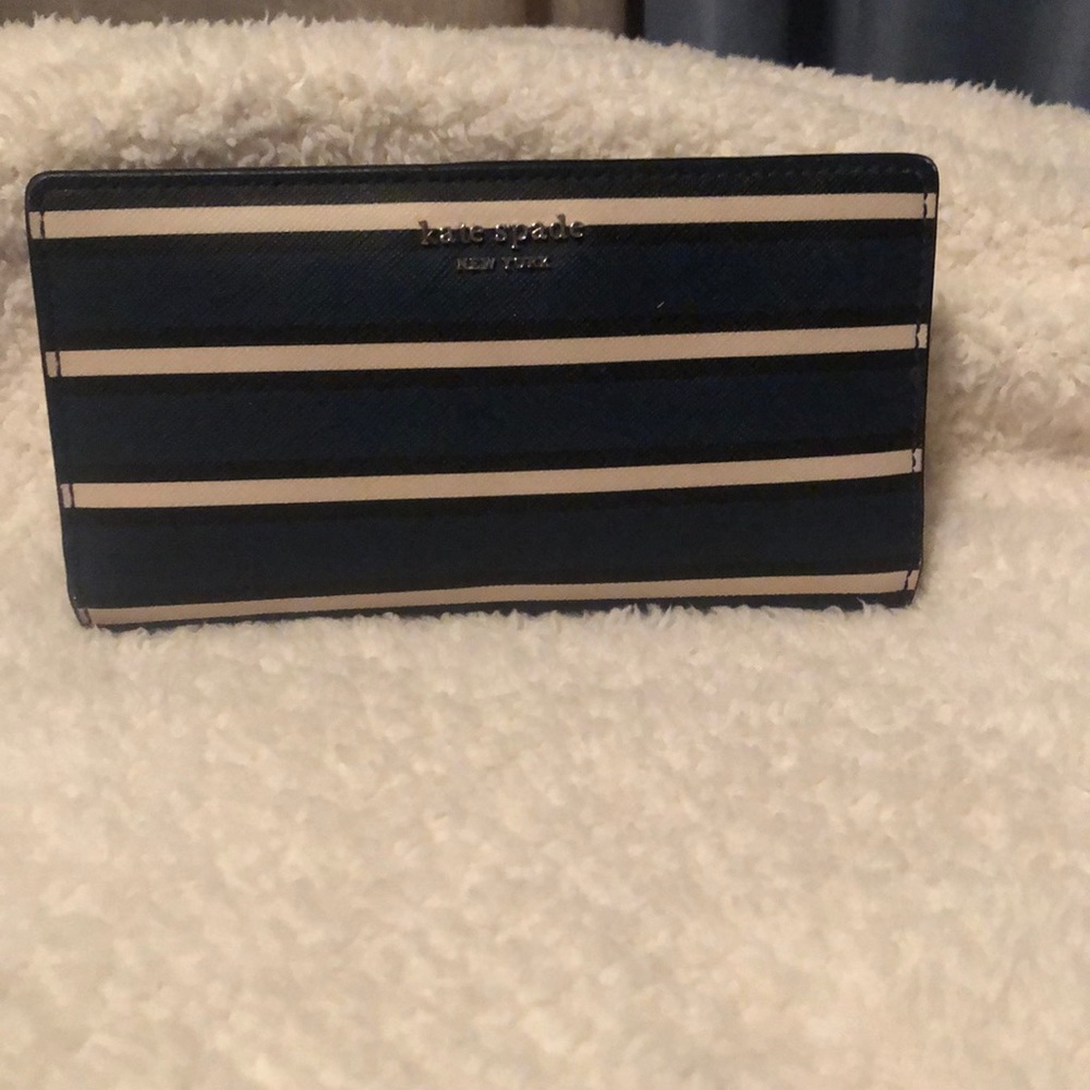 Kate Spade - must have stylish wallet - great condition!!